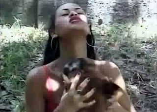 Latina enjoys outdoor zoo sex