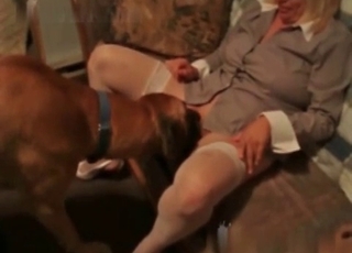 Cur pleases blonde chick
